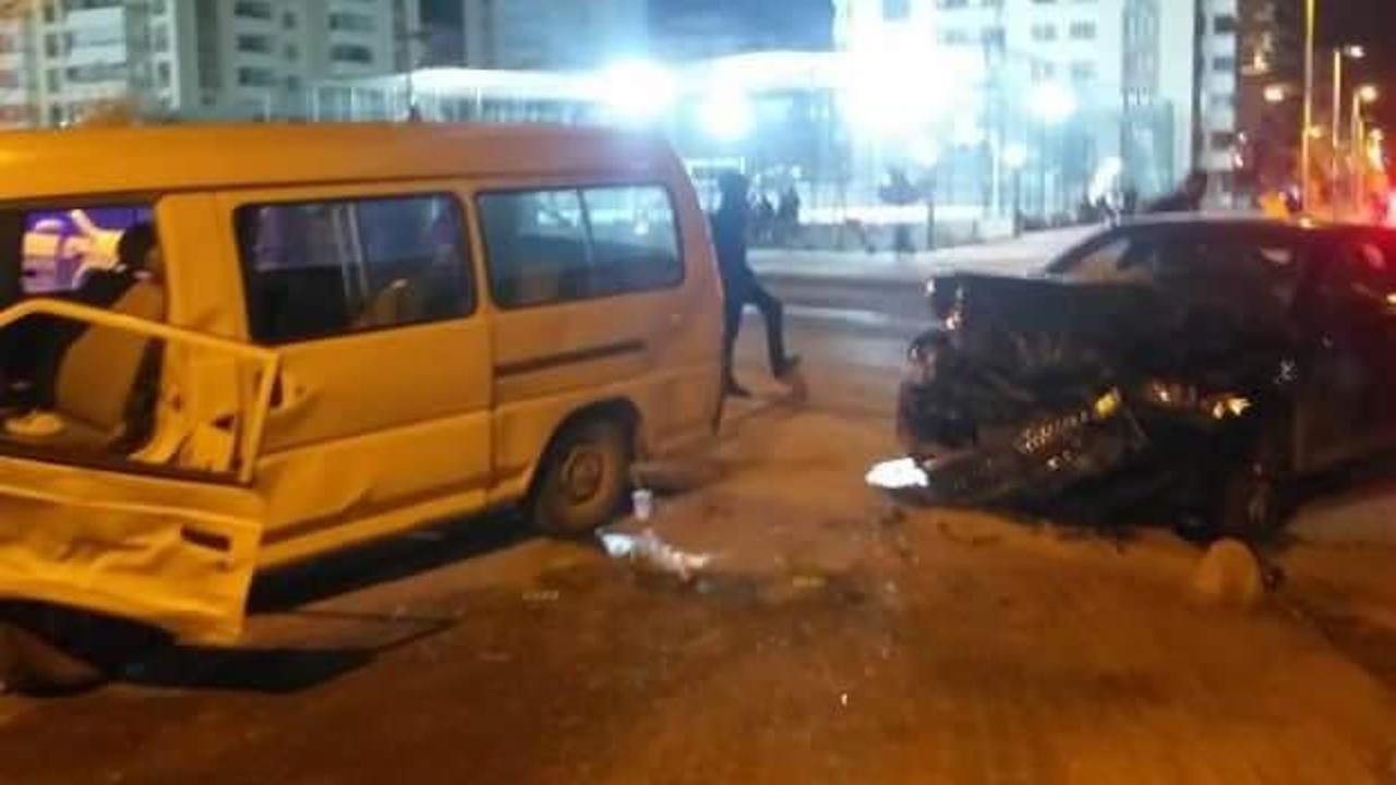Malatya'da otomobil ile minibüs çarpıştı: 5 yaralı