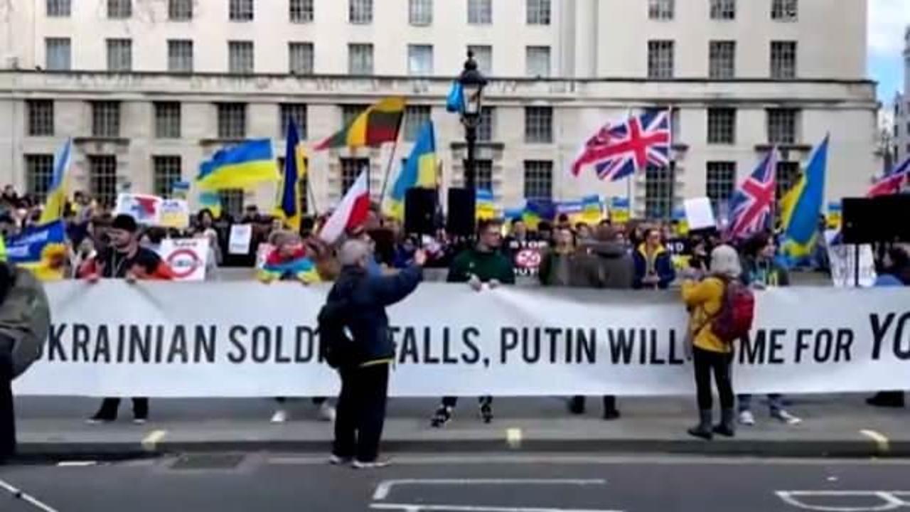 Ukraynalıların evlerinin soyulması Londra'da protesto edildi