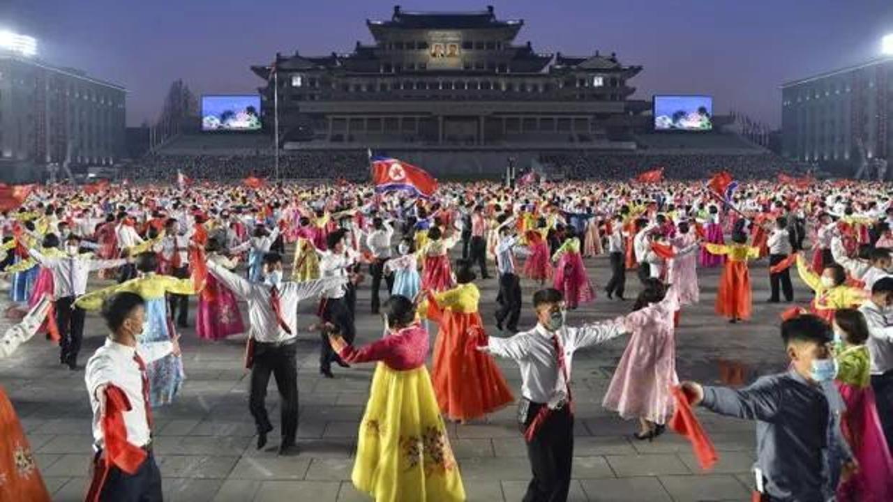 Kuzey Koreliler, ölen liderlerinin doğum gününü dans ederek kutladı