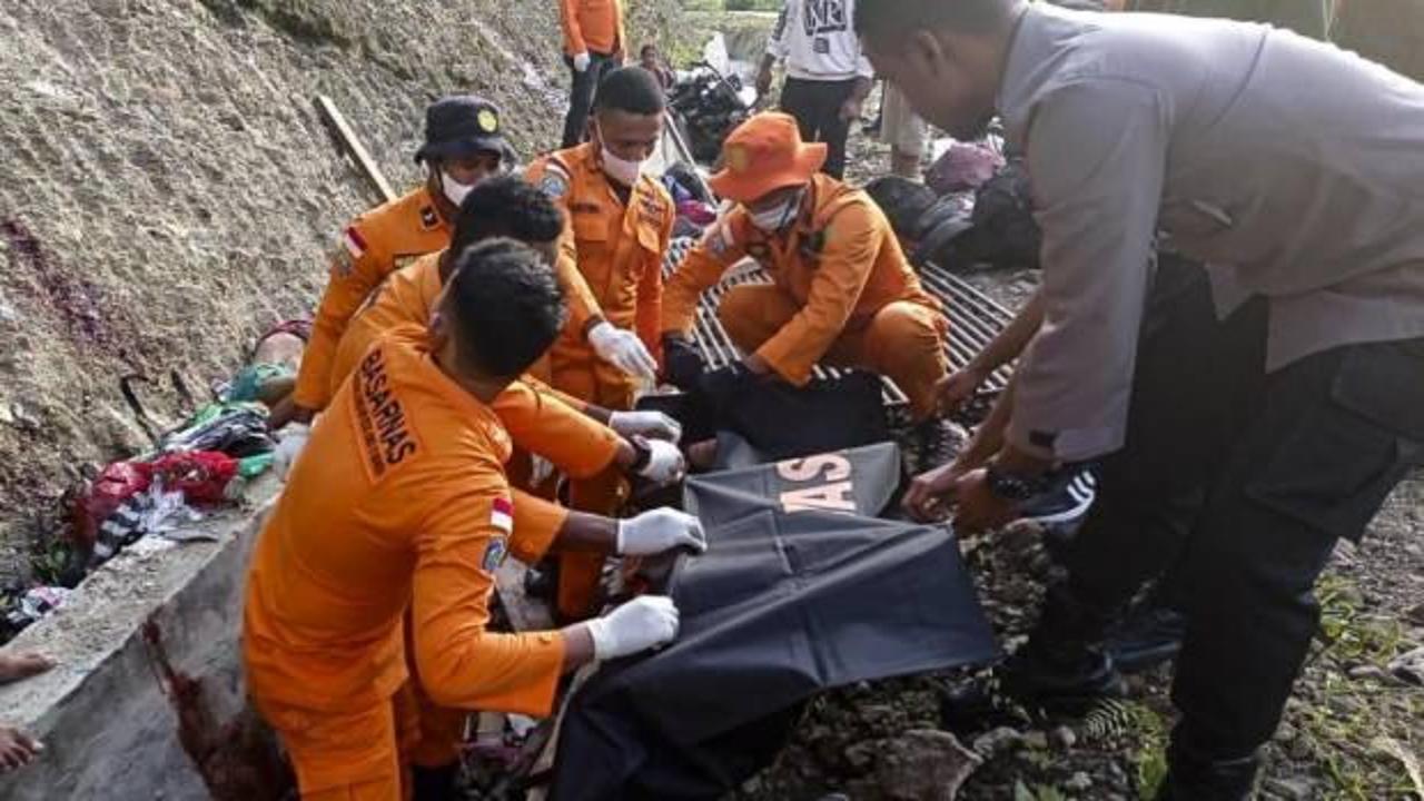 Endonezya'da kamyon kazası: 17 ölü
