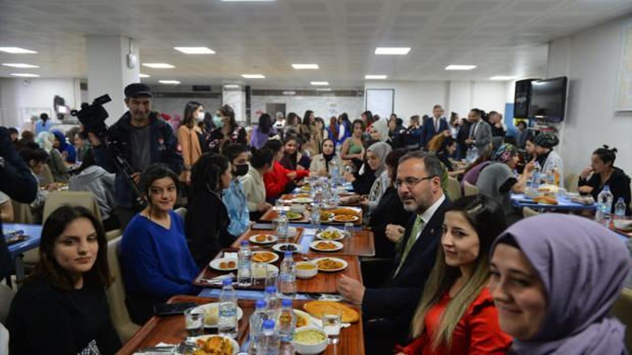 Bakan Kasapoğlu Tunceli&rsquo;de &ouml;ğrencilerle iftar yaptı
