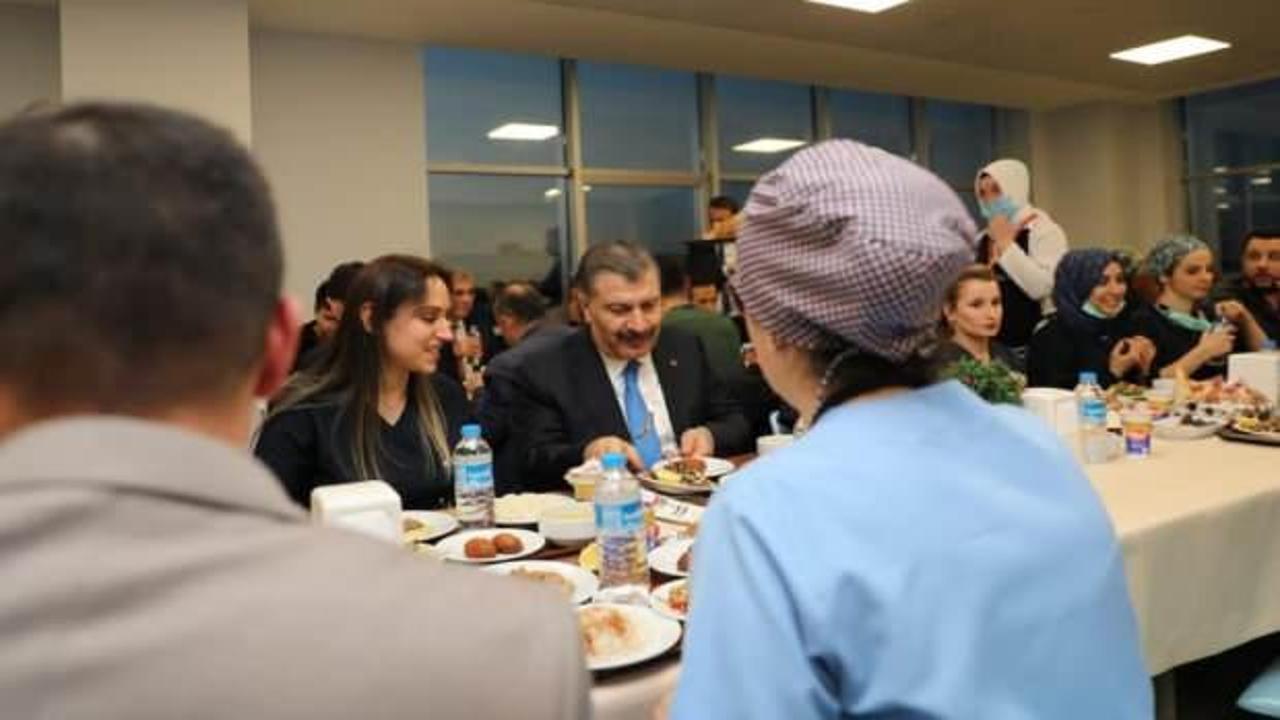 Bakan Koca, sağlık çalışanlarıyla iftar yaptı