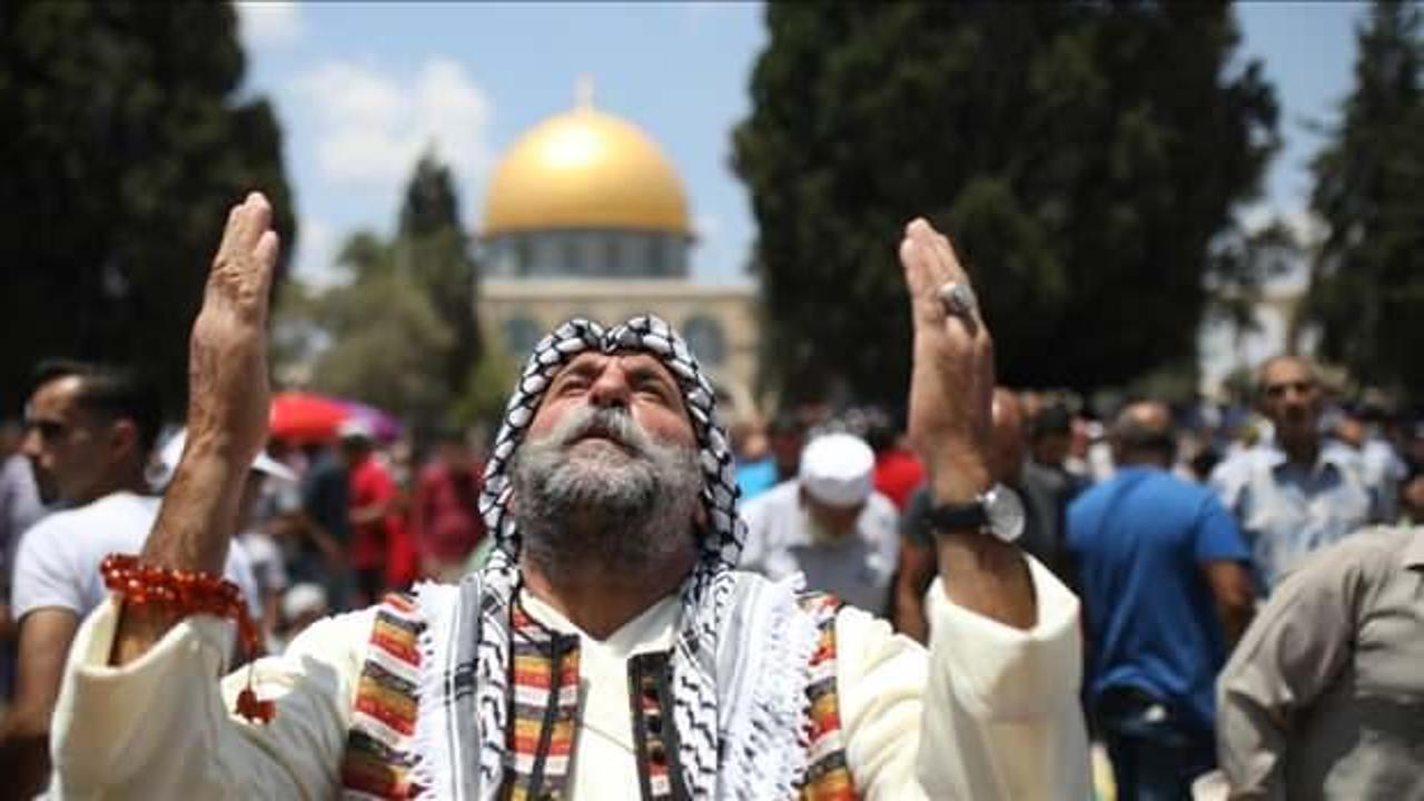 İsrail polisinin sabah baskın düzenlediği Mescid-i Aksa'da 60 bin kişi cuma namazı kıldı