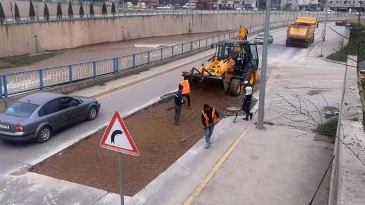 Kocaeli B&uuml;y&uuml;kşehir Belediyesi kendi &uuml;rettiği asfaltı kullanıyor   