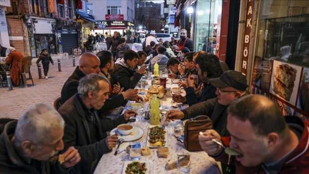 Muhtardan ihtiyaç sahiplerine lokantada ücretsiz iftar