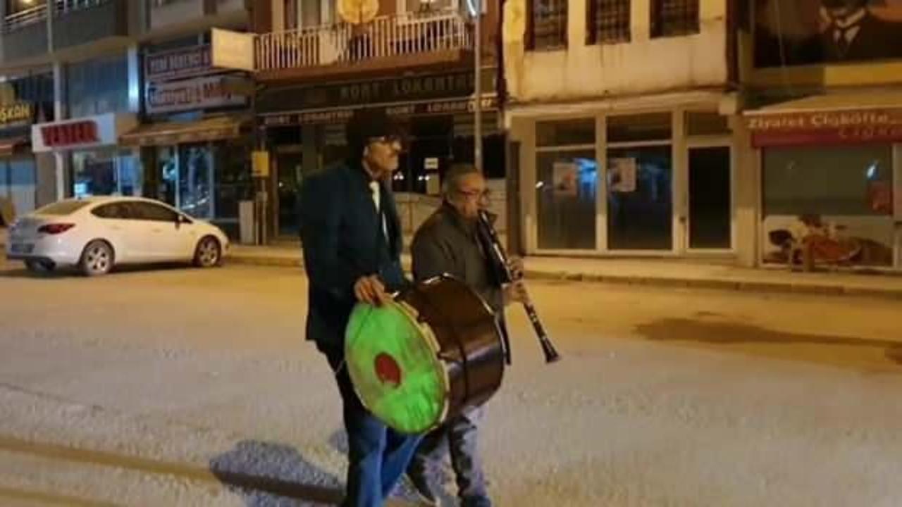 Amasya&rsquo;da Ramazan davulcularından hırsız ve dolandırıcılara karşı manili uyarı