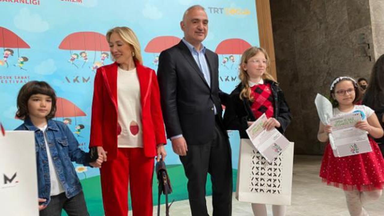 Bakan Ersoy AKM'de çocuk festivaline katıldı