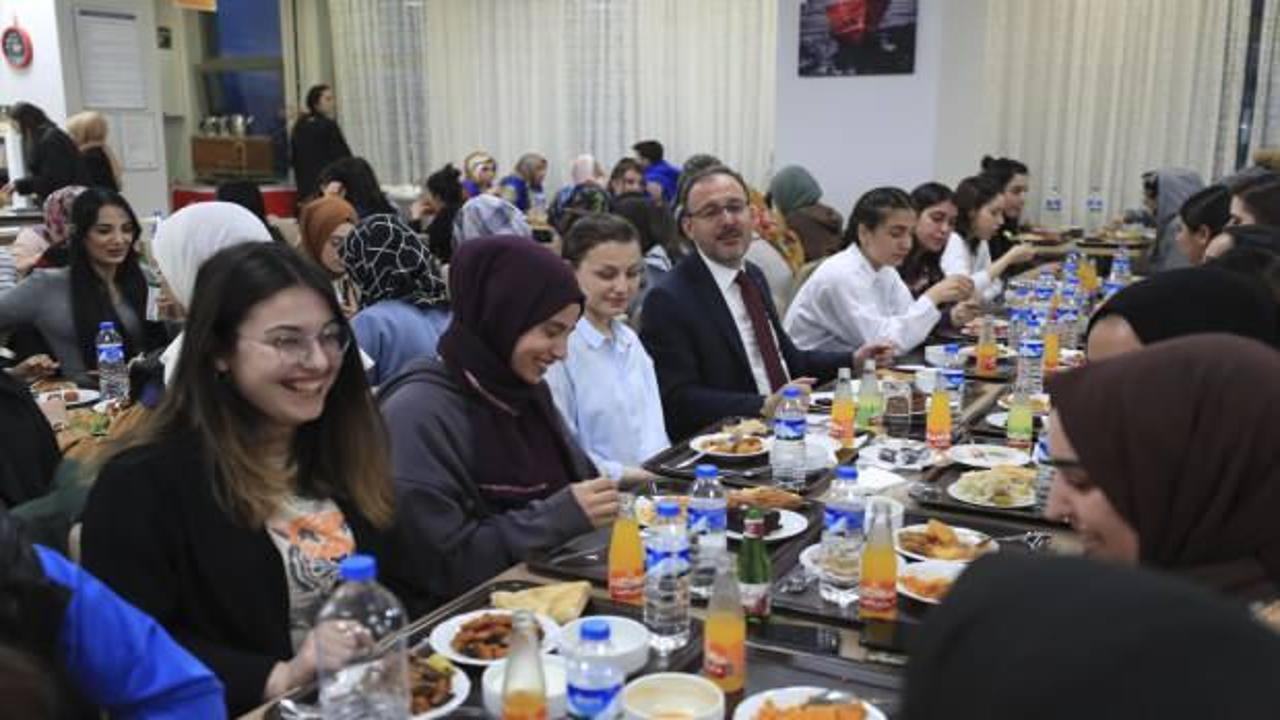 Gençlik ve Spor Bakanı Kasapoğlu, Erzurum'da öğrencilerle iftar yaptı
