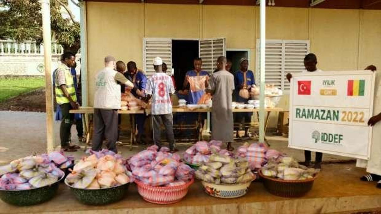İDDEF, Gine'de her g&uuml;n 3 bin kişiye iftar veriyor