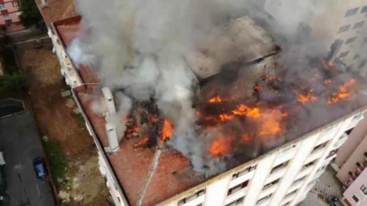 Kadıköy’de metruk binanın çatısı alevlere teslim oldu