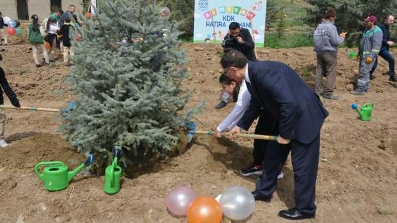 Kamu Başdenetçisi Malkoç, ilkokul öğrencileriyle bir araya gelerek ağaç dikti