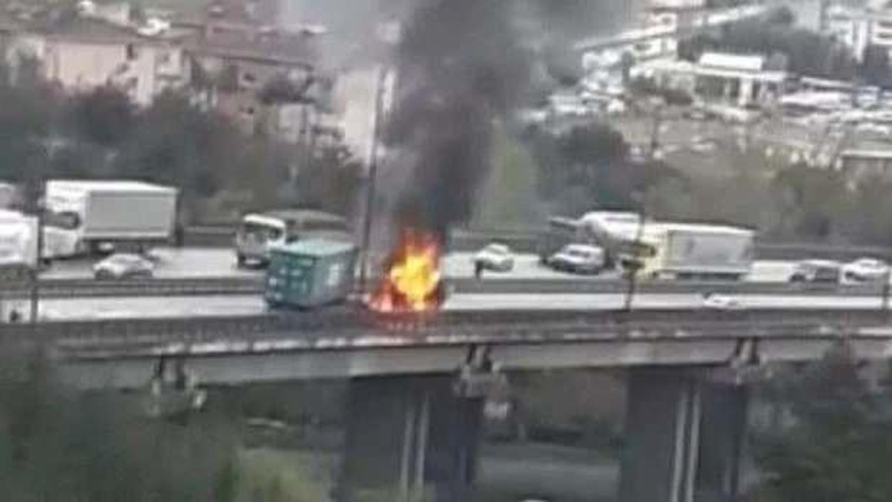 Kaza sonrası yangın &ccedil;ıktı, TEM otoyolu kapandı!