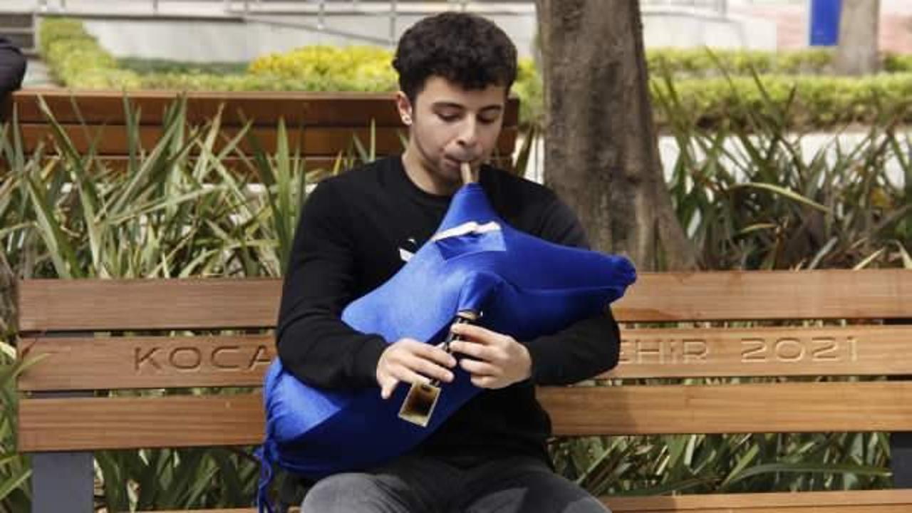 Kazım Koyuncu&rsquo;dan etkilendi, nefesiyle okul har&ccedil;lığını &ccedil;ıkartıyor