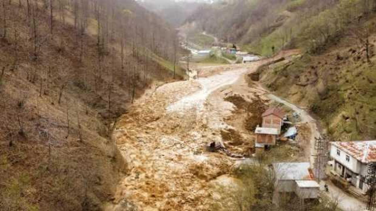 Trabzon’da heyelan; 3 ev toprak altında kaldı