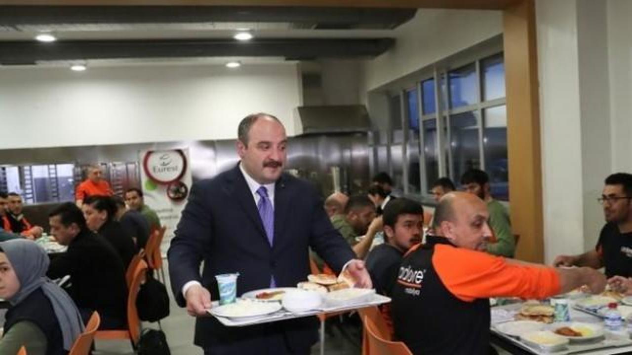 Bakan Varank, mobilya tesisinde işçilerle iftar yaptı