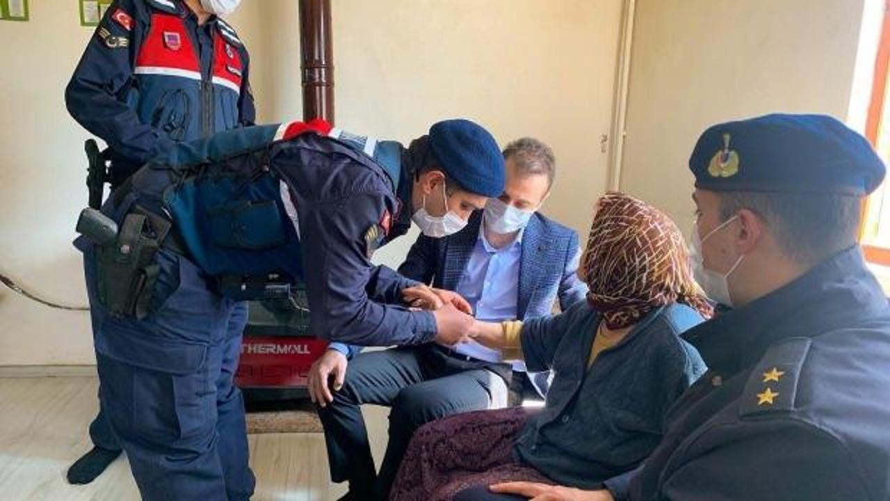 Alzheimer hastası kadın donmak &uuml;zereyken bulununca akıllı saat verildi   