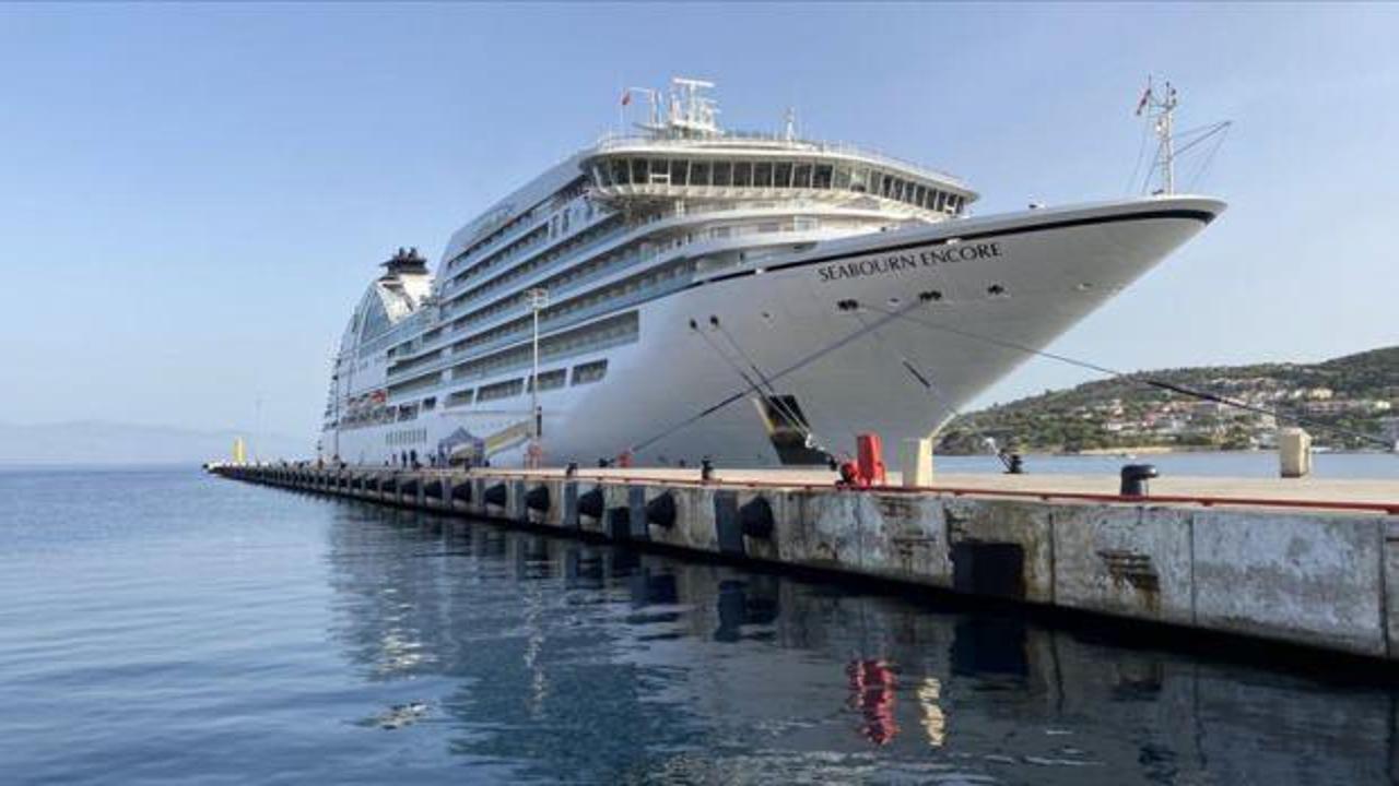 Bahama bandıralı kruvaziyer, Çeşme'ye 250 turist getirdi