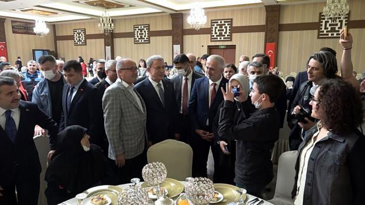 Bakan Akar, şehit aileleri ve gazilerle iftarda bir araya geldi