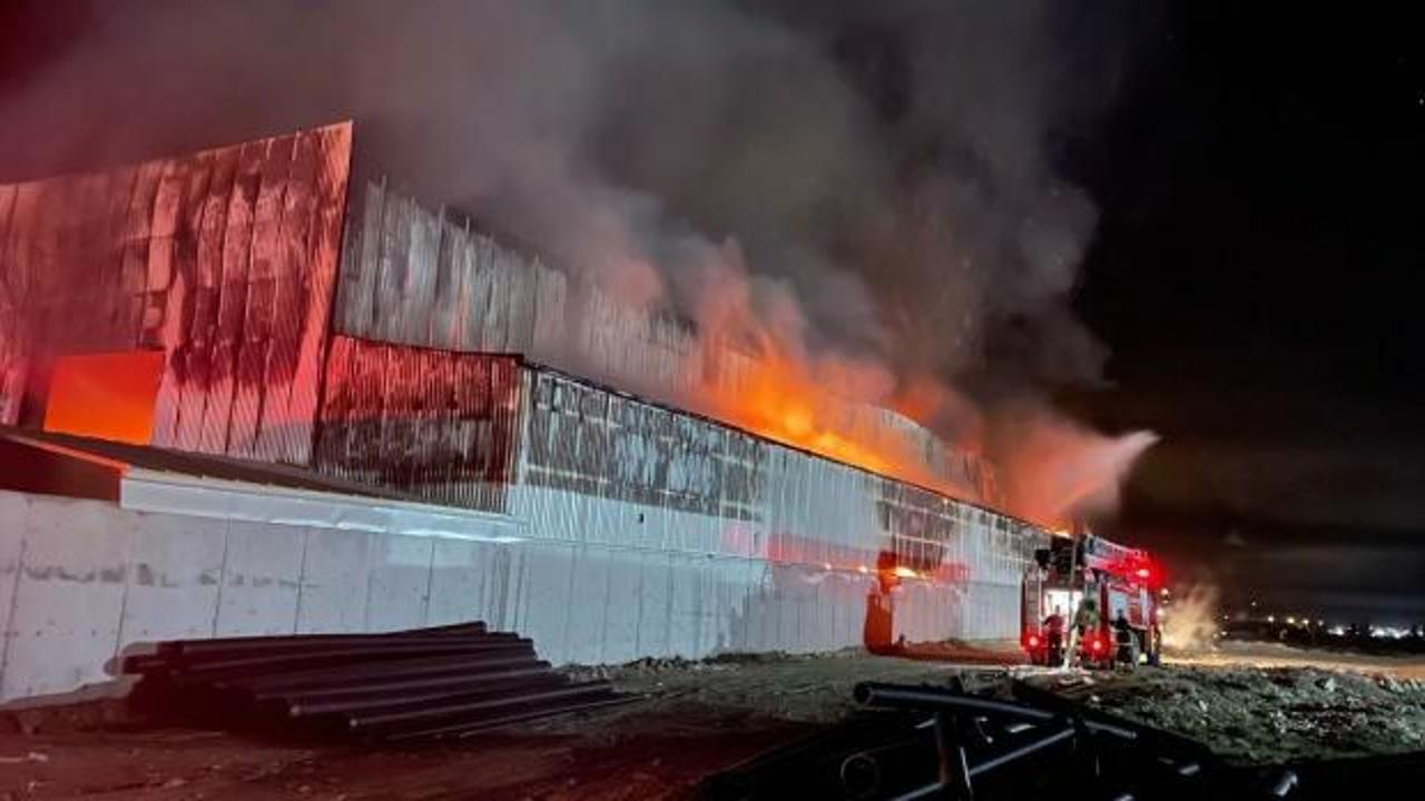 Isparta'da yapı firmasına ait depoda yangın çıktı