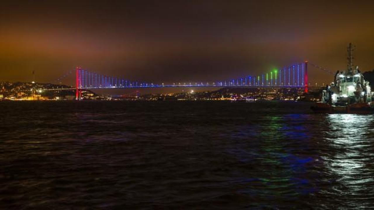 İstanbul Boğazı, bordo mavi renklere büründü