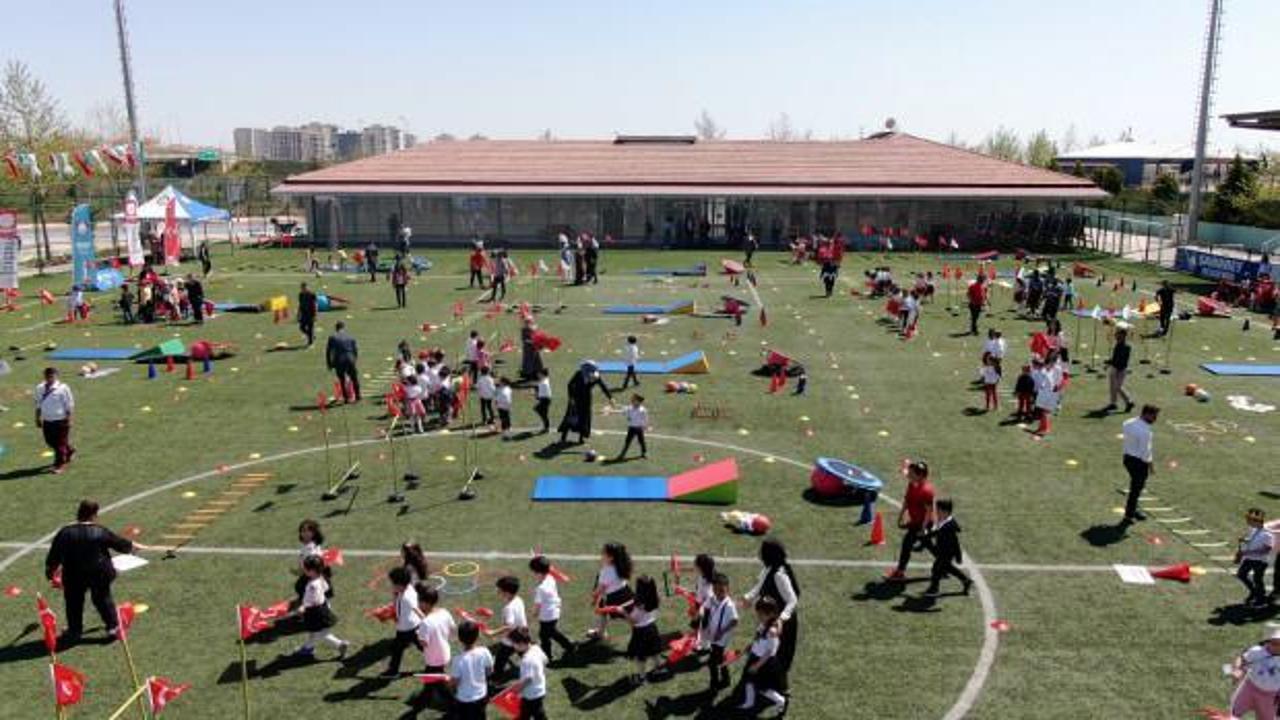 Şahinbey Belediyesi minik &ouml;ğrencilere spor malzemesi hediye etti