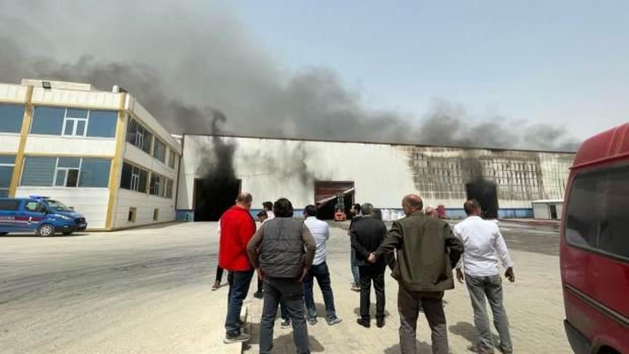 Şanlıurfa OSB'de tekstil fabrikasında yangın