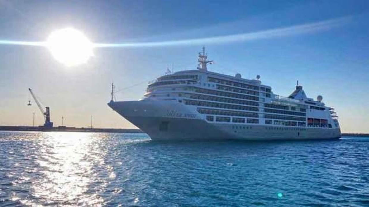 Lüks yolcu gemisi ile 420 turist Antalya'ya geldi