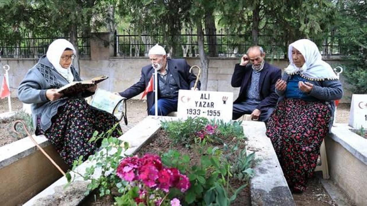 Babalarının kabrini 67 yıl sonra Konya Şehitliği'nde buldular