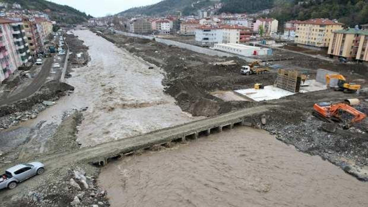 Bozkurt'ta Ezine Çayı üzerindeki 3 köprü ulaşıma kapatıldı