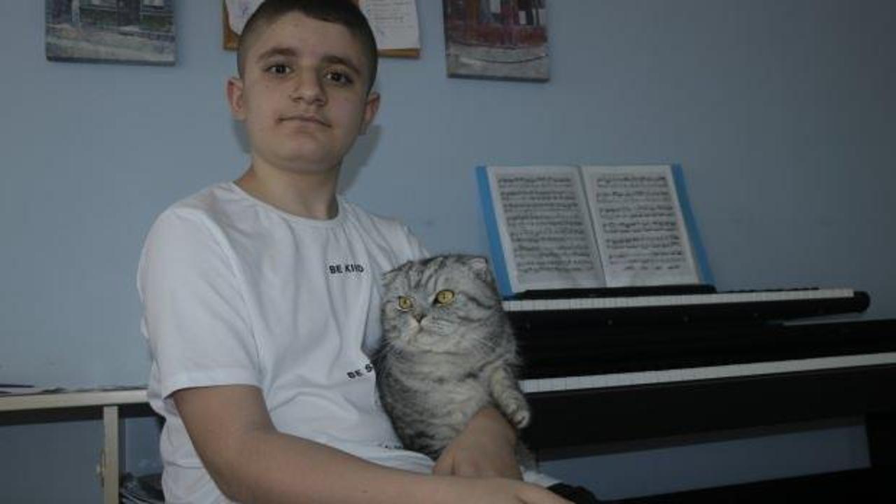 Diyarbakırlı &lsquo;Petrucciani&rsquo; dinleyenleri yeteneğiyle b&uuml;y&uuml;l&uuml;yor