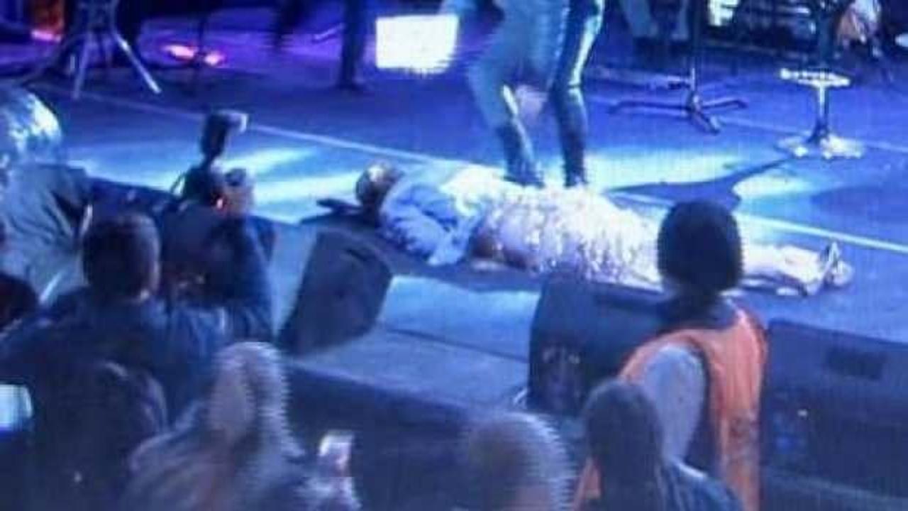 G&uuml;lben Ergen sahnede bir anda yere yığıldı!