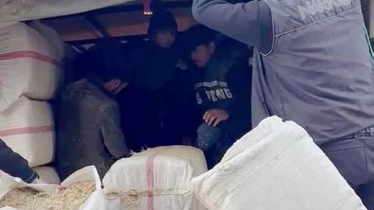 Kamyonetteki saman balyalarının arasında 8 kaçak göçmen yakalandı