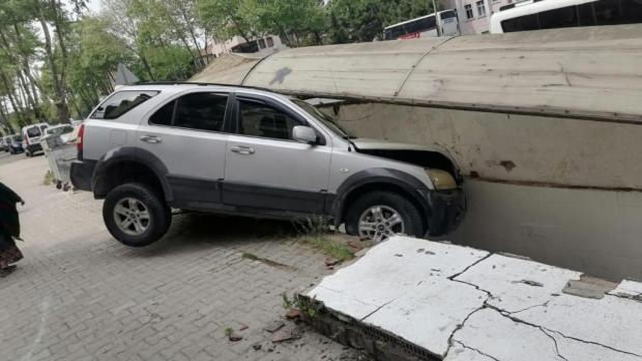 Kocaeli&rsquo;de fren yerine gaza bastı, duvara &ccedil;arparak durdu