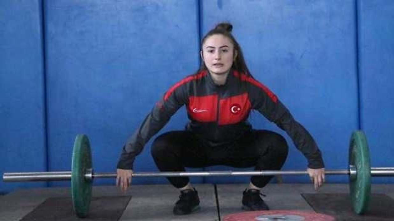 Milli halterci Aysel &Ouml;zkan'dan bronz madalya