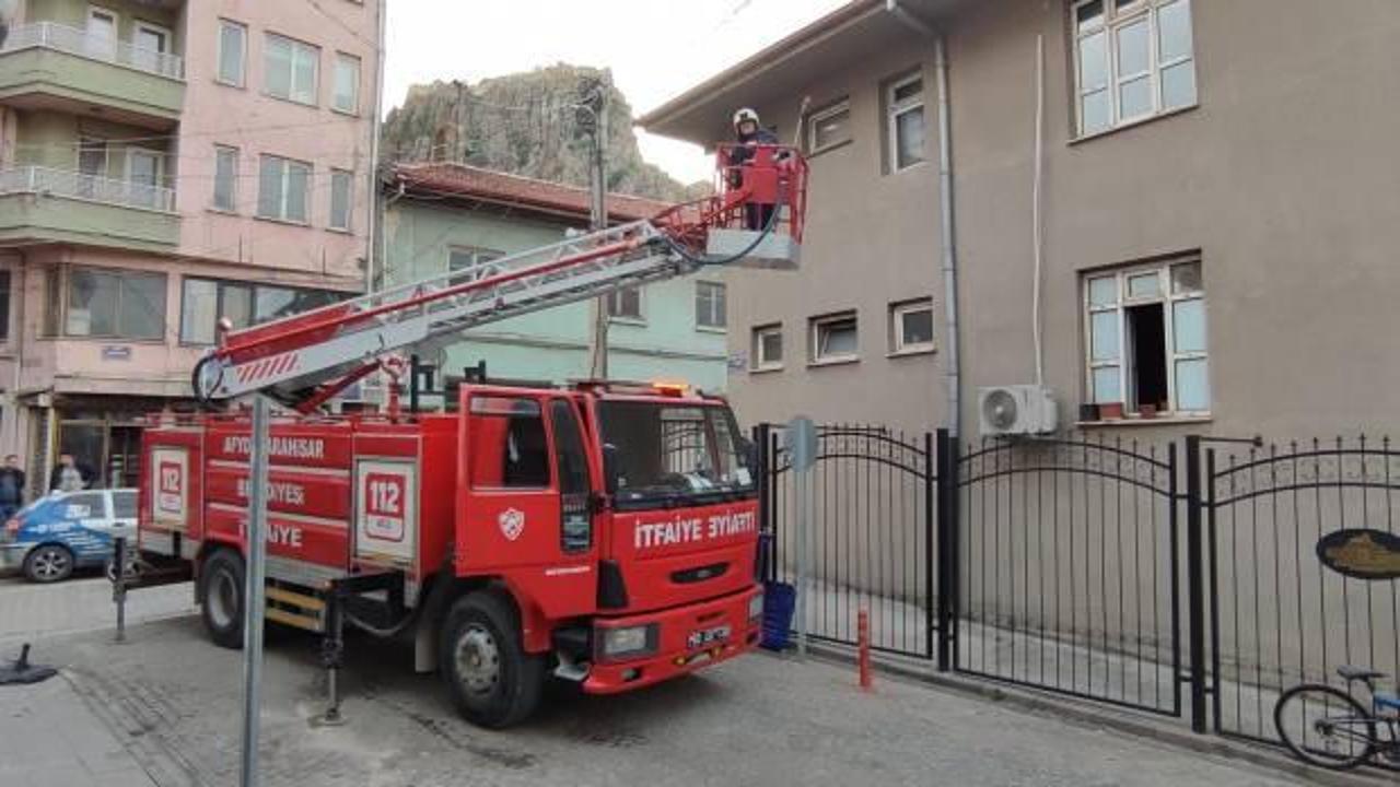 Olukta asılı kalan ebabil kuşunun imdadına itfaiye yetişti 