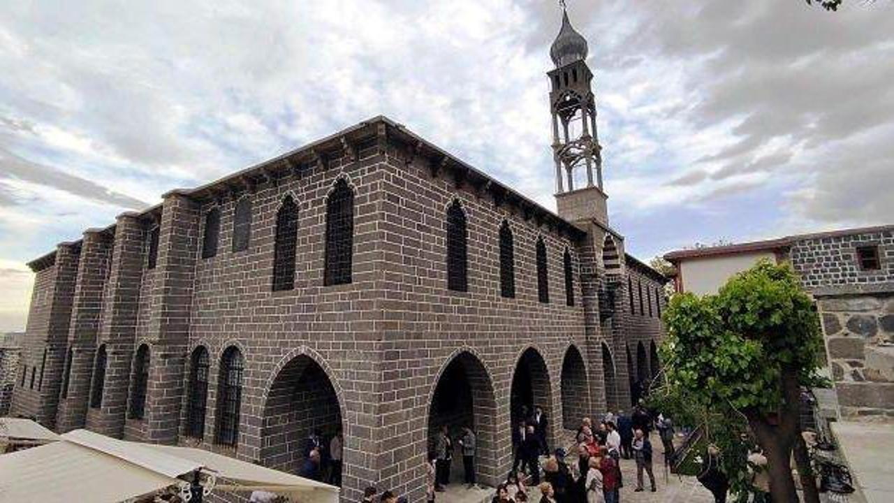 Restore edilerek açılan Surp Giragos Ermeni Kilisesi'nde 7 yıl sonra ilk ayin