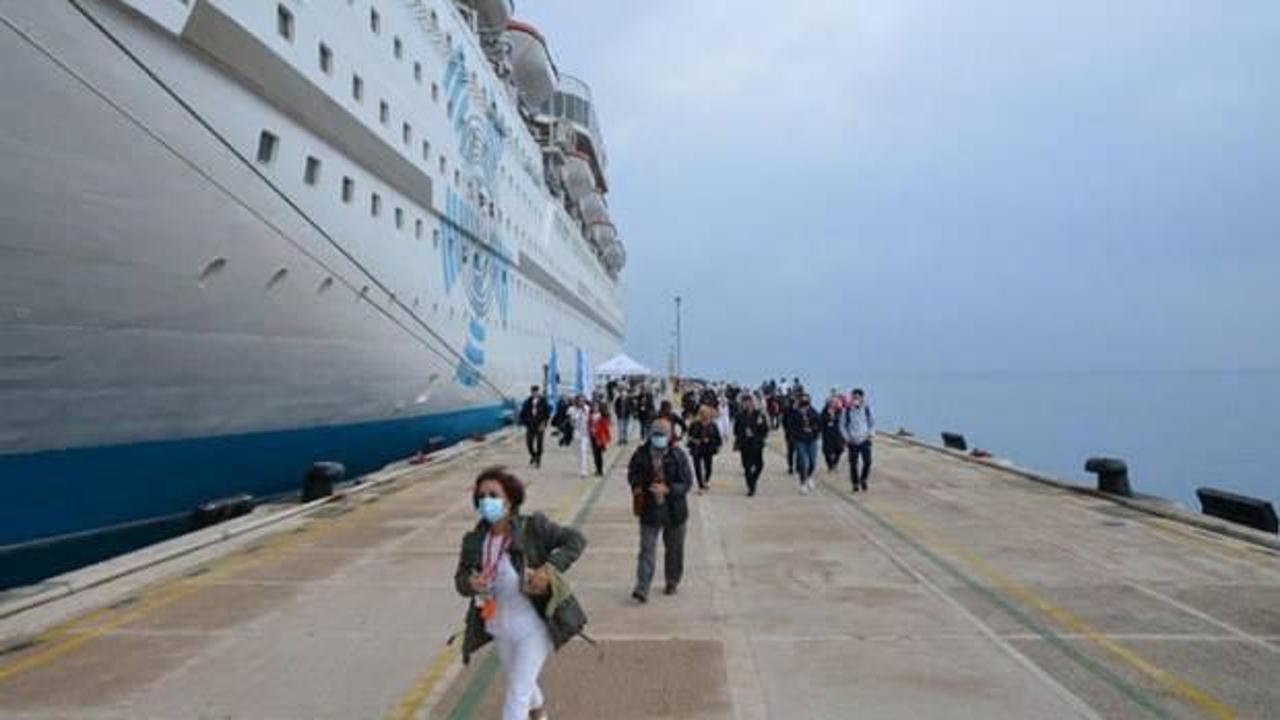 Bayramın ilk 2 günü Kuşadası'na denizden 4 bin 709 turist geldi