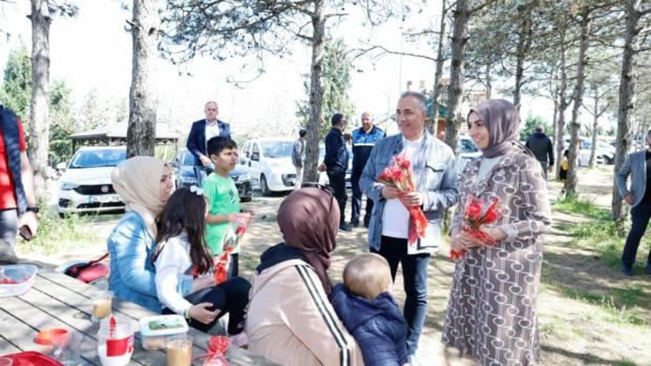 Sultangazi’de Anneler Günü çiçeklerle kutlandı