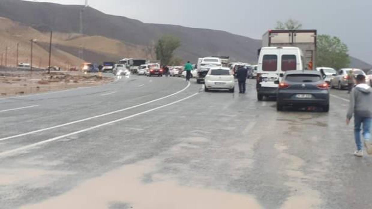 Yağmur sonrası heyelan: Iğdır-Erzurum yolu kapandı