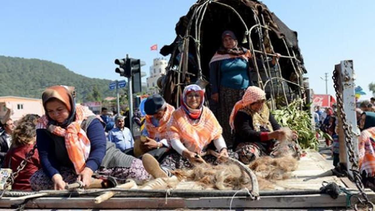 Antalya'da kadınlar domates yeme ve kasa taşımada yarıştılar