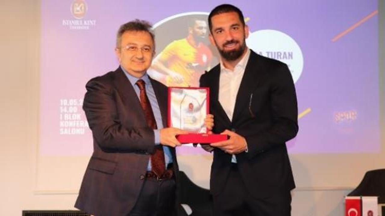 Arda Turan'a yılın en sevilen ve örnek alınan futbolcusu ödülü