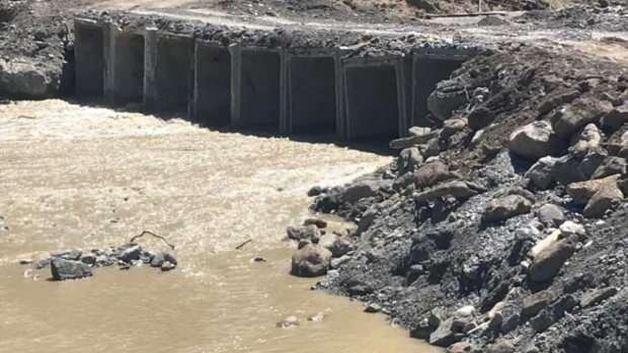 Bozkurt'ta çayın su seviyesinin yükselmesiyle zarar gören geçici köprü onarıldı