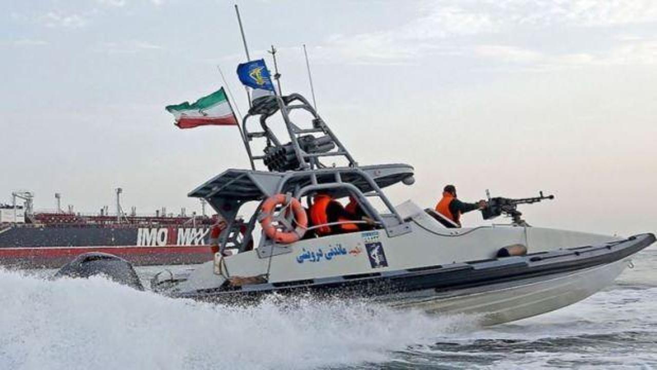 İran kaçak akaryakıt taşıdığı gerekçesiyle Basra Körfezi'nde bir tekneye el koydu