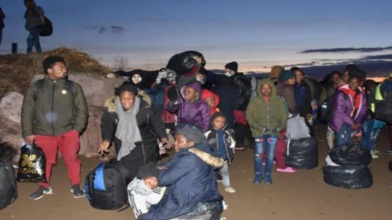 İzmir'de büyük operasyon: 5 göçmen kaçakçısı ile 127 kaçak yakalandı