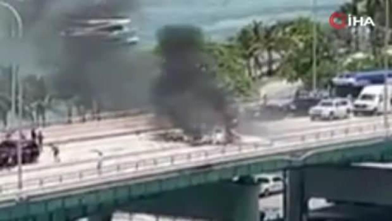 Miami'de uçak köprüye düştü: 2 yaralı