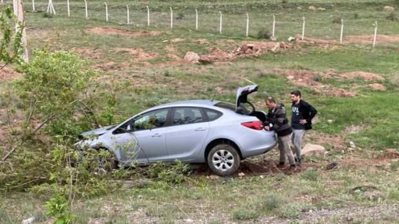Sivas’ta şarampole uçan otomobildeki 2 kişi yaralandı