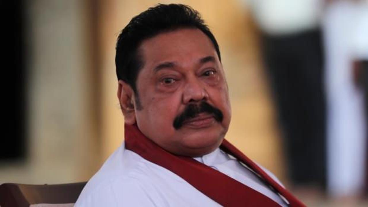 Sri Lanka'da eski Başbakan Mahinda Rajapaksa güvenlik gerekçesiyle deniz üssüne götürüldü