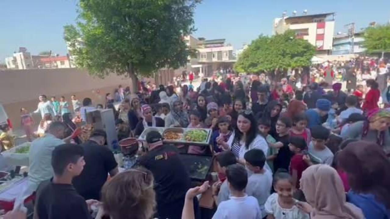 Adanalı d&ouml;nerciden mezun olduğu okula jest! &lsquo;Piton d&ouml;ner&rsquo; yaptı   