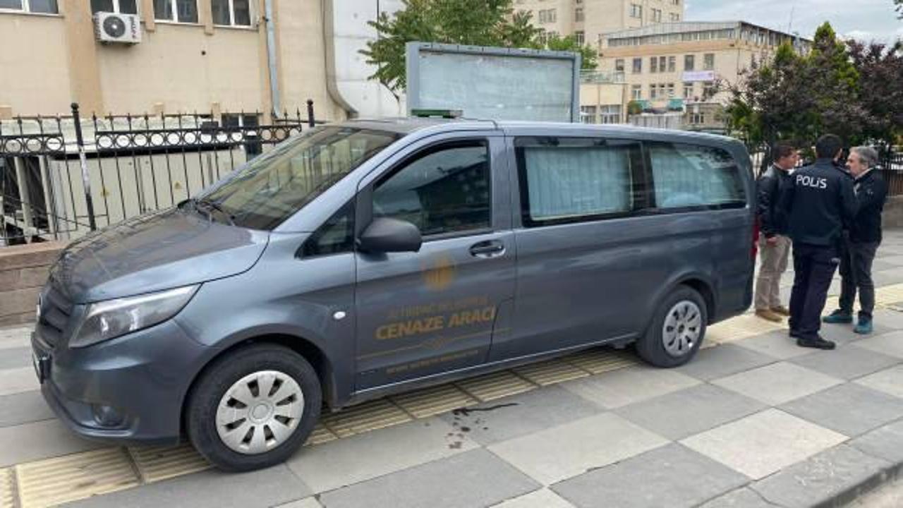 Ankara&rsquo;da kimsesiz adam hastane &ouml;n&uuml;nde &ouml;l&uuml; bulundu