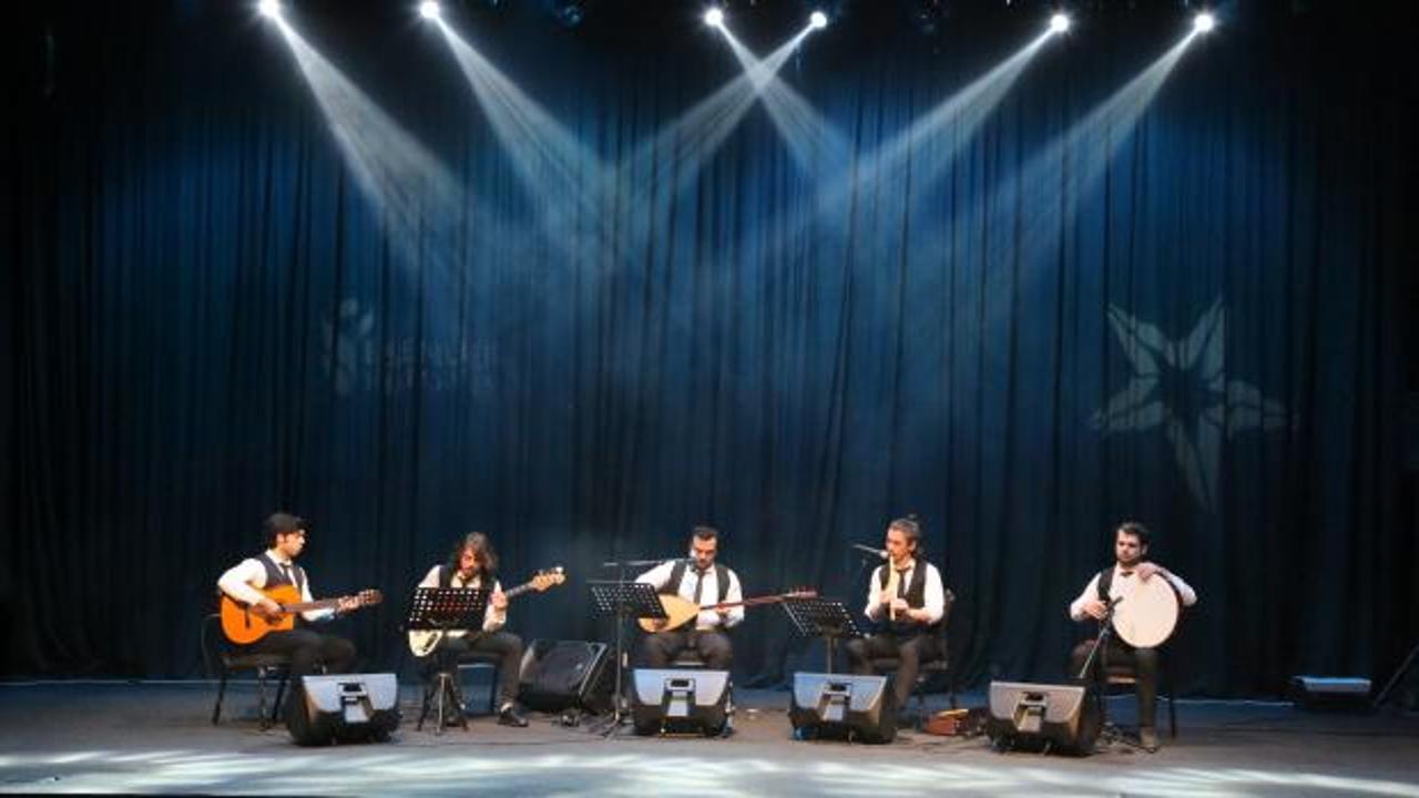 &Acirc;şık Mahzuni Şerif t&uuml;rk&uuml;leriyle anıldı